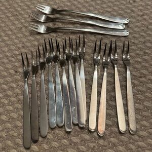 forks are part of the "Sessan" series produced by the Swedish company Nilsjohan